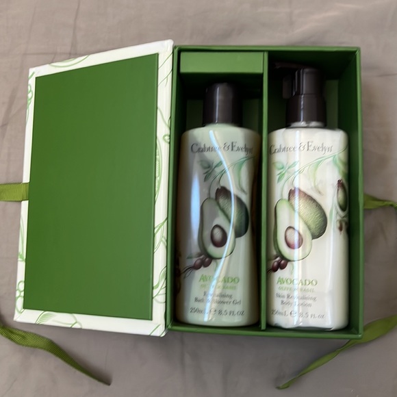 Crabtree & Evelyn Gift Set - Picture 2 of 5